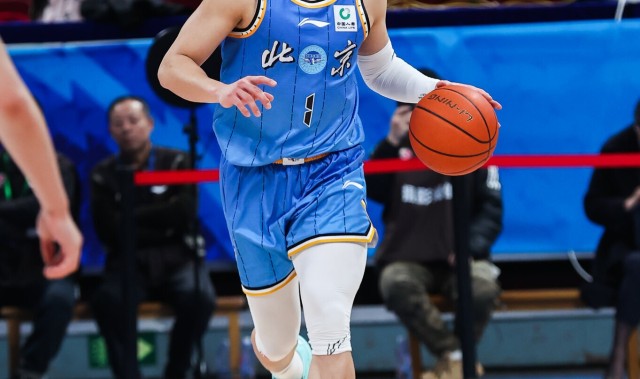 爱游戏官网-陈盈骏：周琦在攻防两端的作用非常大 对手都不敢进去