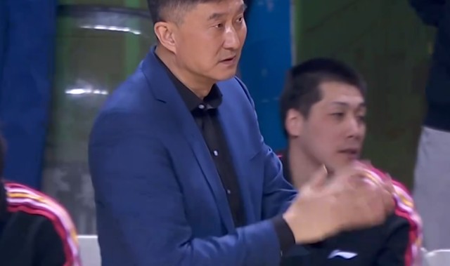 广东宏远今日早报！杜锋深夜发声，胡明轩触底反弹，麦考尔复出