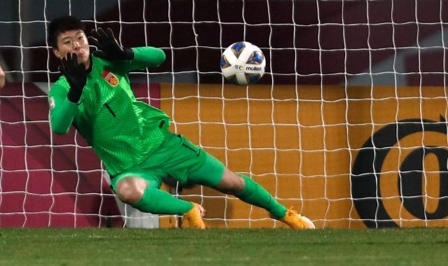 AIYOUXI-新门神出世！朱钰两扑点球高红附体 闷杀日本队长